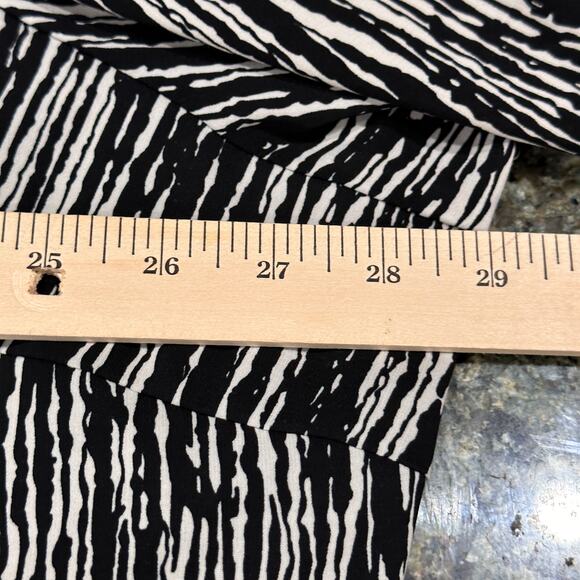 Essentials Womens Top 3X Black White Button Up 3/4 Sleeve LIGHT STAIN IN COLLAR - Picture 7 of 8